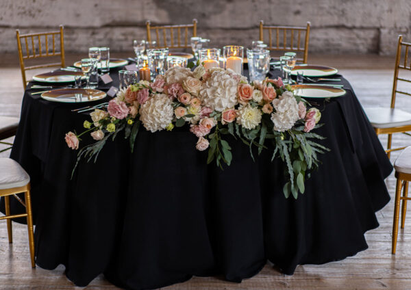 dekoracje ślubne, czarne obrusy na weselu, czarne obrusy wesele, krzesła weselne