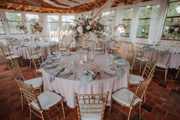wypożyczalnia krzeseł chiavari, krzesła weselne, złote stojaki na kwiaty wesele, stojaki na kwiaty na stół weselny