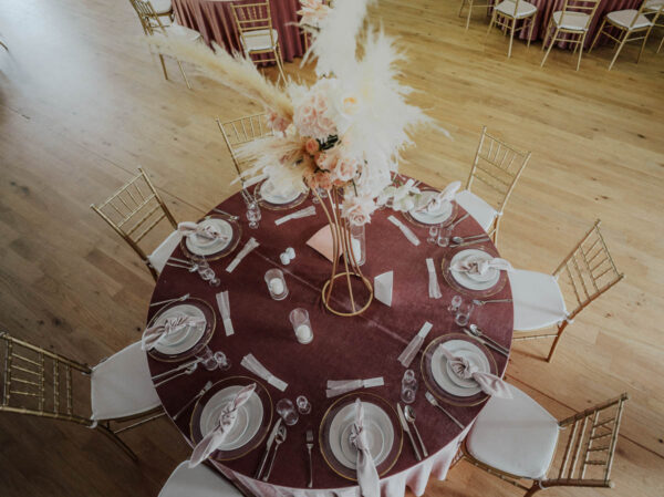 wypożyczalnia krzeseł chiavari, krzesła weselne, dekoracja sali weselnej, serwetki na wesele