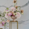złote stojaki na kwiaty wesele, stojak na kwiaty wesele, wynajem dekoracji na stół, wypożyczalnia dekoracji na wesele
