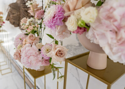 złote stojaki na kwiaty wesele, stojak na kwiaty wesele, wynajem dekoracji na stół, wypożyczalnia dekoracji na wesele