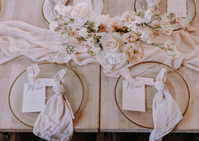 dekoracja sali weselnej, wypożyczalnia dekoracji na wesele, serwetki weselne, szklane podtalerze wynajem