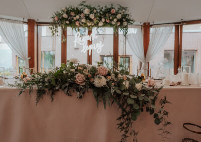 scianki weselne, neon na wesele, dekoracja sali weselnej, dekoracja stołu weselnego