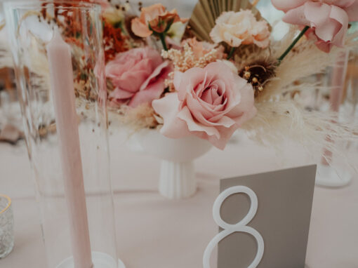 Szare numerki na stół weselny